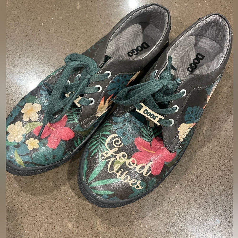 DoGo Women's Floral Novelty Sneakers - Green floral & Dark Gray
